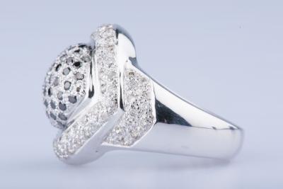 Bague en or blanc 18 ct 51 diamants noirs et 82 diamants 2