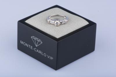 Bague en or blanc 18 ct 1 diamant env. 0.40 ct 10 diamants env. 0.10 ct au total 15 diamants baguettes 2