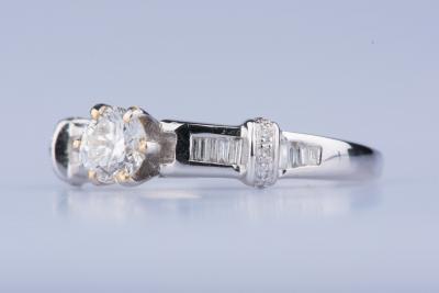 Bague en or blanc 18 ct 1 diamant env. 0.40 ct 10 diamants env. 0.10 ct au total 15 diamants baguettes 2