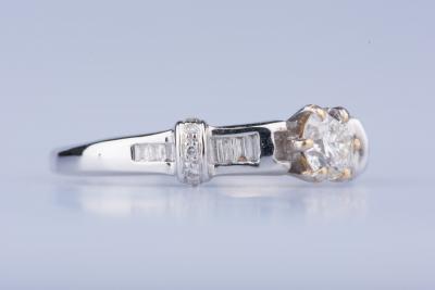 Bague en or blanc 18 ct 1 diamant env. 0.40 ct 10 diamants env. 0.10 ct au total 15 diamants baguettes 2