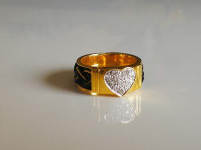 Bague en or jaune ornée d’un motif coeur pavé de brillants 2