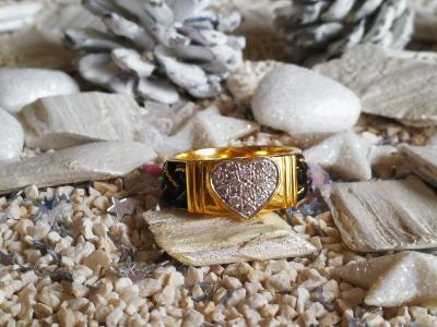 Bague en or jaune ornée d’un motif coeur pavé de brillants 2