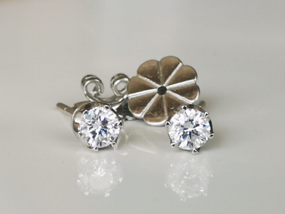 Paire de clous d’oreilles en or gris 18 carats et diamants 2