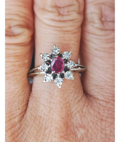 Bague marguerite en or gris  18 carats rubis et diamants 2