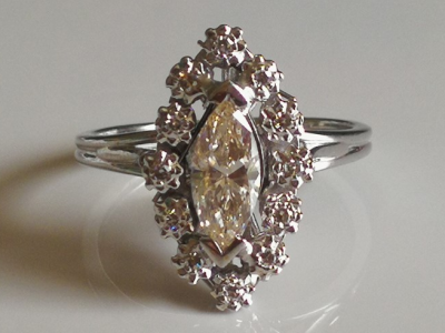 Bague en or gris ornée d’un diamants marquise de 0.7 cts entouré de diamants 2