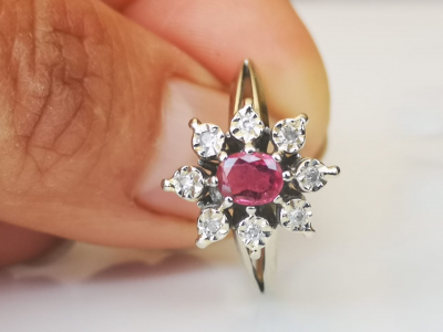 Bague marguerite en or gris  18 carats rubis et diamants 2