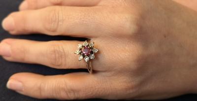 Bague marguerite en or gris  18 carats rubis et diamants 2