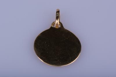 Médaille Augis en or jaune 18 ct 1 diamant env. 0.01 ct 3 rubis env. 0.03 ct au total 2