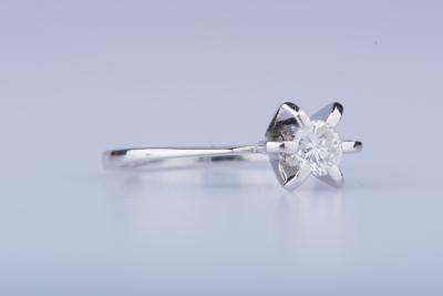 Bague solitaire 6 griffes en or blanc 18 ct 1 diamant env. 0.25 ct 2