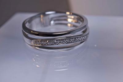 Demi- alliance en or blanc 18 kt 2