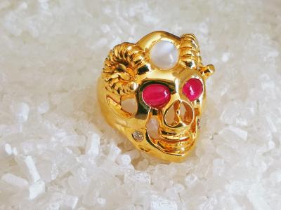 Bague en or  jaune tête de mort, rubis pierres de lune et diamants 2