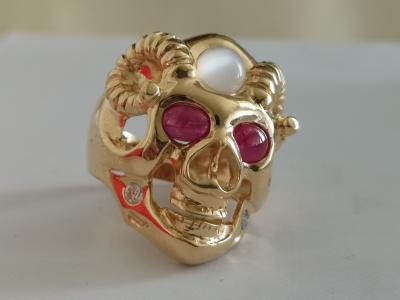 Bague en or  jaune tête de mort, rubis pierres de lune et diamants 2