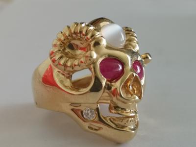 Bague en or  jaune tête de mort, rubis pierres de lune et diamants 2