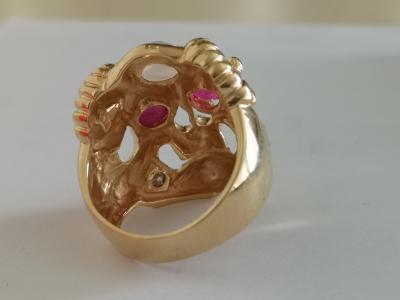 Bague en or  jaune tête de mort, rubis pierres de lune et diamants 2