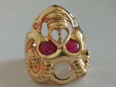 Bague en or  jaune tête de mort, rubis pierres de lune et diamants 2