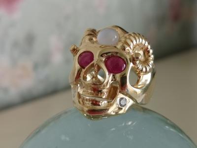 Bague en or  jaune tête de mort, rubis pierres de lune et diamants 2