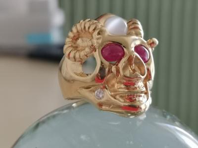 Bague en or  jaune tête de mort, rubis pierres de lune et diamants 2