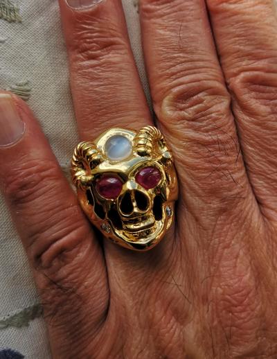 Bague en or  jaune tête de mort, rubis pierres de lune et diamants 2