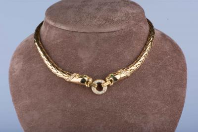 Collier panthère en or jaune 18 ct 18 diamants env. 0.36 ct au total 11 diamants env. 0.44 ct au total 2 émeraudes 2