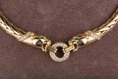 Collier panthère en or jaune 18 ct 18 diamants env. 0.36 ct au total 11 diamants env. 0.44 ct au total 2 émeraudes 2