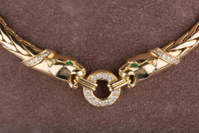 Collier panthère en or jaune 18 ct 18 diamants env. 0.36 ct au total 11 diamants env. 0.44 ct au total 2 émeraudes 2