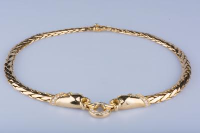 Collier panthère en or jaune 18 ct 18 diamants env. 0.36 ct au total 11 diamants env. 0.44 ct au total 2 émeraudes 2