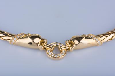 Collier panthère en or jaune 18 ct 18 diamants env. 0.36 ct au total 11 diamants env. 0.44 ct au total 2 émeraudes 2