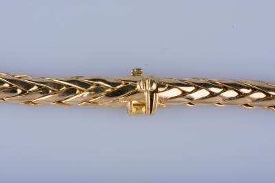 Collier panthère en or jaune 18 ct 18 diamants env. 0.36 ct au total 11 diamants env. 0.44 ct au total 2 émeraudes 2