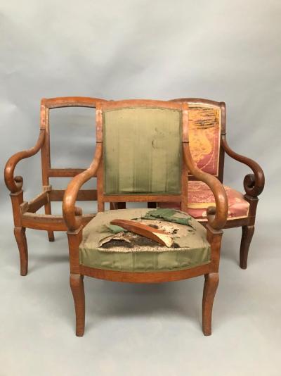 Suite de trois fauteuils à crosse en acajou. Epoque Empire 2