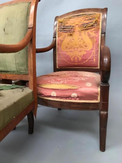 Suite de trois fauteuils à crosse en acajou. Epoque Empire 2