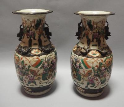 CHINE, Nankin. Paire de vases balustres à décor de guerriers... 2