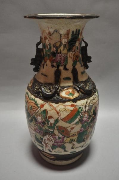 CHINE, Nankin. Paire de vases balustres à décor de guerriers... 2