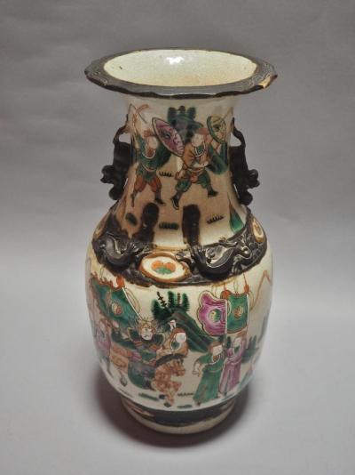 CHINE, Nankin. Paire de vases balustres à décor de guerriers... 2