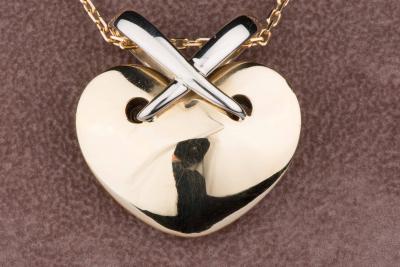 Curved heart-shaped pendant in 18 ct yellow gold (750/1000). 2
