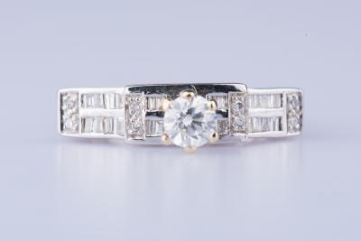 Bague en or blanc 18 ct 1 diamant env. 0.33 ct 8 diamants env. 0.08 ct au total 24 diamants baguettes 2