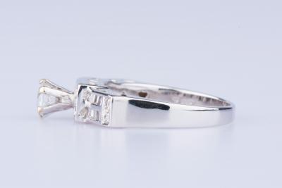 Bague en or blanc 18 ct 1 diamant env. 0.33 ct 8 diamants env. 0.08 ct au total 24 diamants baguettes 2