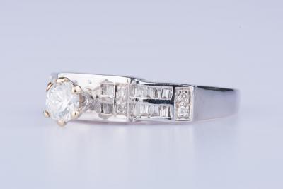 Bague en or blanc 18 ct 1 diamant env. 0.33 ct 8 diamants env. 0.08 ct au total 24 diamants baguettes 2