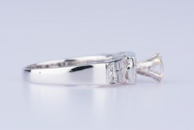 Bague en or blanc 18 ct 1 diamant env. 0.33 ct 8 diamants env. 0.08 ct au total 24 diamants baguettes 2