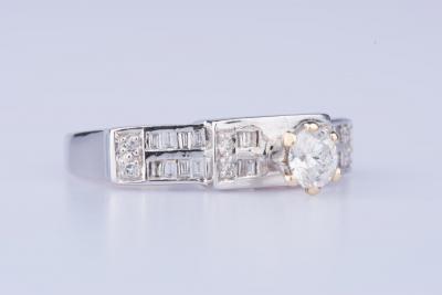 Bague en or blanc 18 ct 1 diamant env. 0.33 ct 8 diamants env. 0.08 ct au total 24 diamants baguettes 2