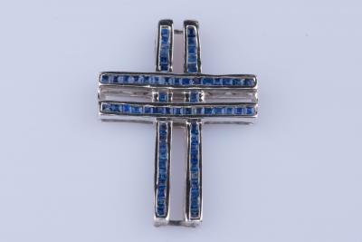 Pendentif en or blanc 18 ct forme croix 62 saphirs baguettes 2