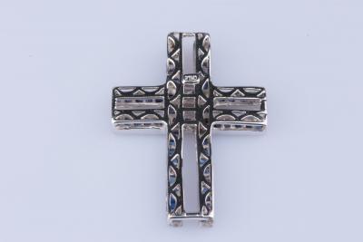 Pendentif en or blanc 18 ct forme croix 62 saphirs baguettes 2