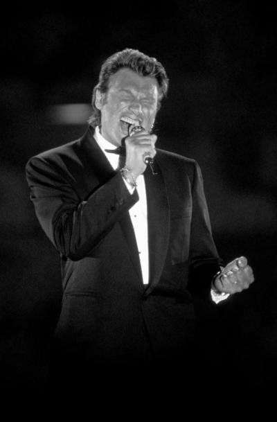 Francis APESTEGUY - Johnny Hallyday. Sur scène à Paris, 1991 - Photographie signée 2