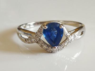 Bague en or blanc avec saphir poire et diamants 2