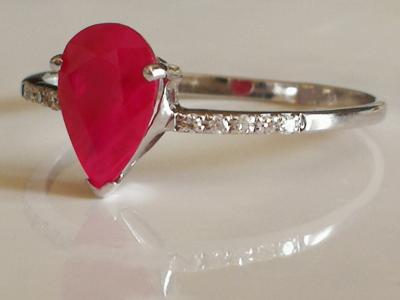 Bague or gris 18 cts rubis poire et diamants 2