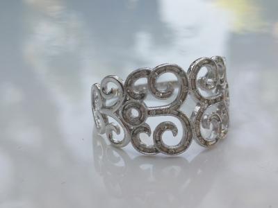 Bague en or gris sertie de diamants 2