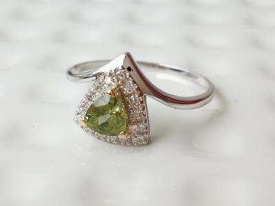 Bague en or  jaune Saphir vert naturel troïda et diamants 2