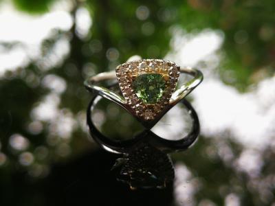 Bague en or  jaune Saphir vert naturel troïda et diamants 2