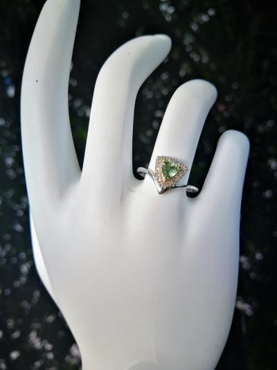 Bague en or  jaune Saphir vert naturel troïda et diamants 2