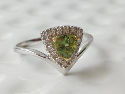 Bague en or  jaune Saphir vert naturel troïda et diamants 2