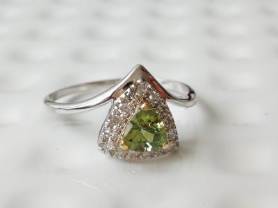 Bague en or  jaune Saphir vert naturel troïda et diamants 2